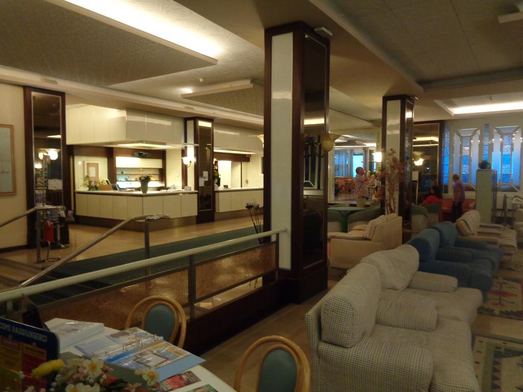Hotel Ambasciatori Palace ลิโดดิเยโซโล ภายนอก รูปภาพ